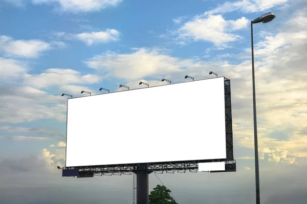 Bílý velký prázdný Billboard s ocelovou konstrukcí na straně silnice — Stock fotografie