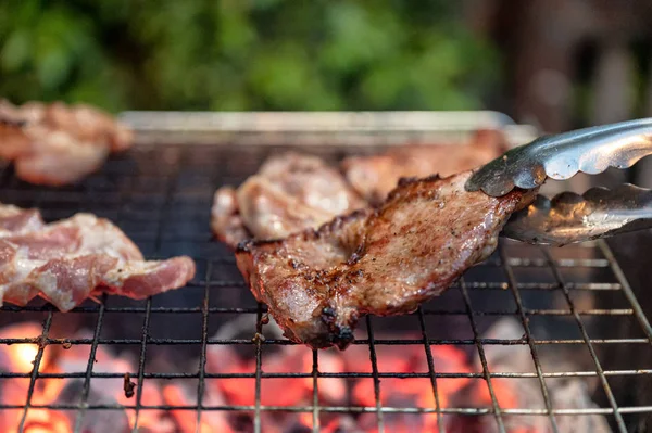 Gegrilltes mariniertes Schweinefleisch auf Holzkohlegrill zum Abendessen — Stockfoto