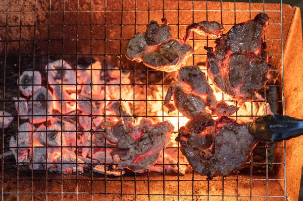 Carne de porco marinada grelhada em grelha de carvão no jantar — Fotografia de Stock