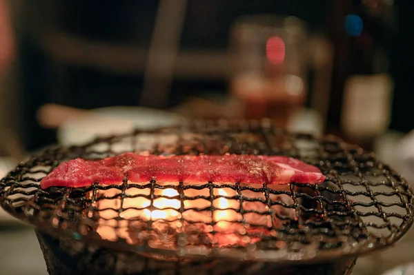 Gegrillte rohe Rindfleischscheiben auf flammendem Grill — Stockfoto