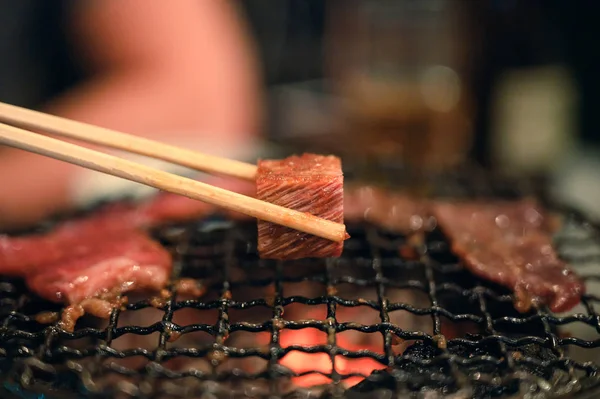 Gegrillte rohe Rindfleischscheiben auf flammendem Grill — Stockfoto
