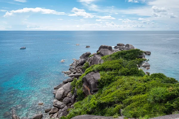 Голубое море с небом на смотровой площадке у острова Симилан — стоковое фото