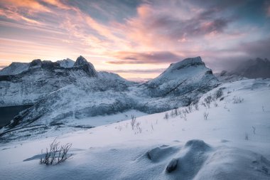 Gün doğumunda renkli gökyüzü ile Karlı dağ Manzara