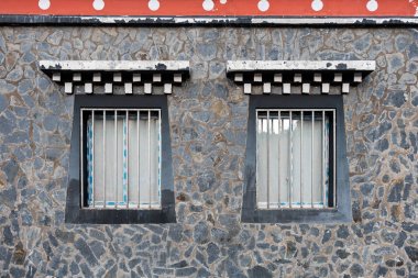 Pencerelerde çelik ile gri tuğla bina ile yaşlı bina 