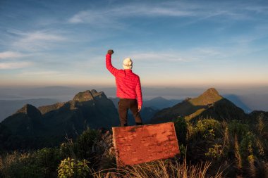 Adam gezgin ayakta ve bakış açısının üstüne el kaldırarak 