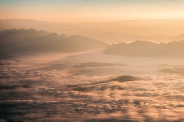 Milli parkta sisli dağ üzerinde Sunshine