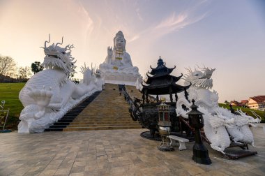 Guanyin ve ejderha heykeli ve Ince ile Wat Huay Pla Kang tapınak