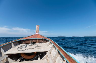 Yaz aylarında tropikal denizde yelken ahşap uzun kuyruklu tekne