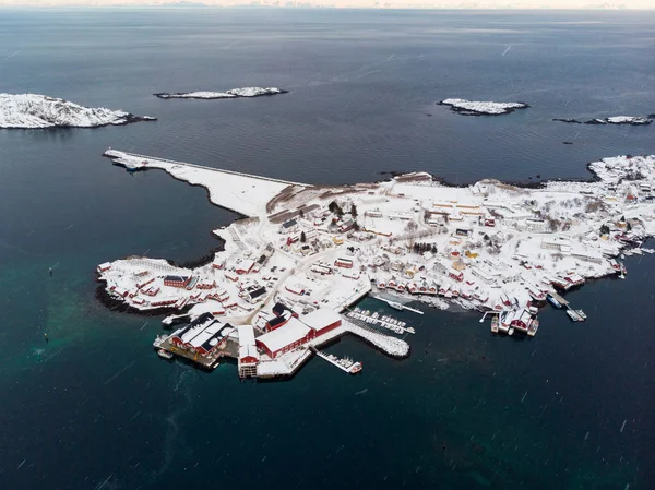 Lofot kışın kıyı şeridinde balıkçı köyü ile Adalar — Stok fotoğraf