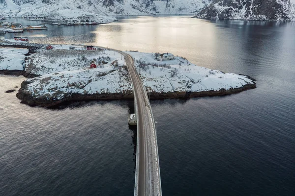 Дорога пересекает Арктический океан зимой на Лофотенских островах — стоковое фото