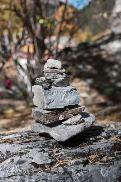 Pedra empilhada em rocha na floresta — Fotografia de Stock