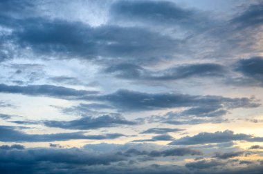 gün batımında mavi gökyüzünde güzel bulutlar