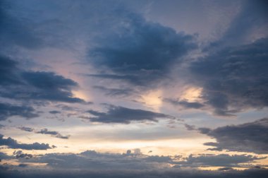 gün batımında mavi gökyüzünde güzel bulutlar