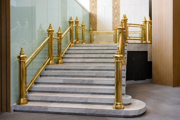 Escadas de mármore com corrimão dourado — Fotografia de Stock