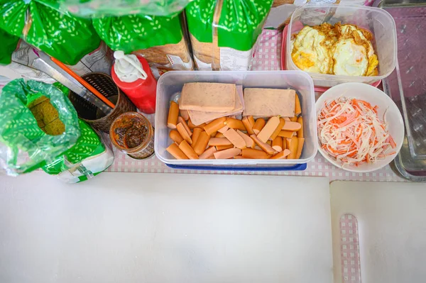 Préparation des matières premières saucisse, jambon, bâtonnets de crabe et blé brr — Photo