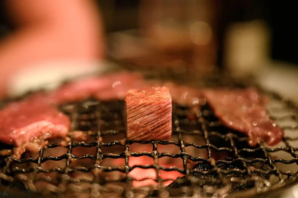 Rebanada de carne cruda a la parrilla en llamas —  Fotos de Stock