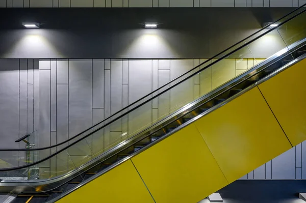Δίπλα σε κίτρινες κυλιόμενες σκάλες με φωτισμό λαμπτήρων — Φωτογραφία Αρχείου