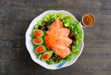 Seramik kase sebze ile Çiğ Somon sashimi