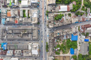 Kanchanaburi eski şehir merkezinde sokak ile yolda Trafik