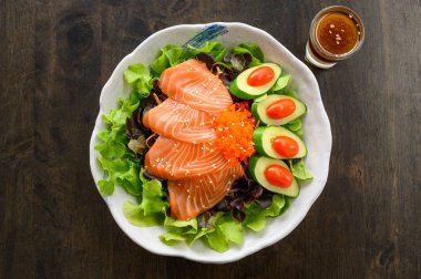 Seramik kase sebze ile Çiğ Somon sashimi