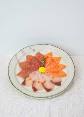Dilimlenmiş çiğ Somon, Hamachi, Maguro sashimi çanak ayarlayın