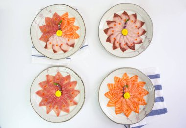 Dilimlenmiş çiğ Somon, Hamachi, Maguro sashimi seramik çanak seti