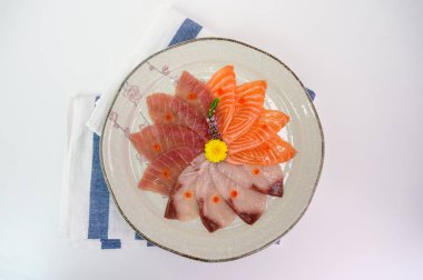 Dilimlenmiş çiğ Somon, Hamachi, Maguro sashimi seramik çanak seti