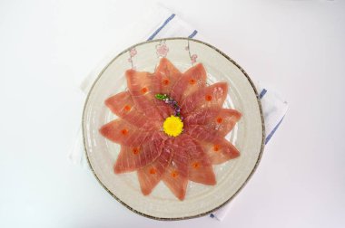 Seramik çanak üzerinde dilimlenmiş ham Maguro sashimi