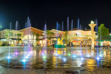 Huahin, Tayland - Nis 19 2015 : Renkli ışık sh ile Çeşme