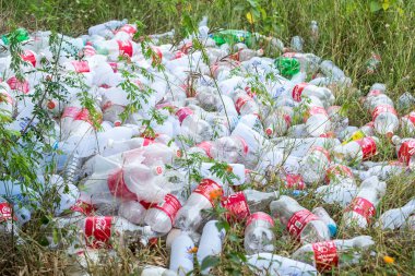 Kanchanaburi,Tayland - Şub 18 2016 : çöplük meşrubat coca cola ve arka bahçesinde içme suyu