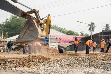 Kanchanaburi,Tayland - Mar 03 2016 : Demiryolunun kazıcı ve işçi geliştirme inşaatı
