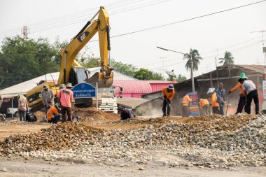 Kanchanaburi,Tayland - Mar 03 2016 : Demiryolunun kazıcı ve işçi geliştirme inşaatı