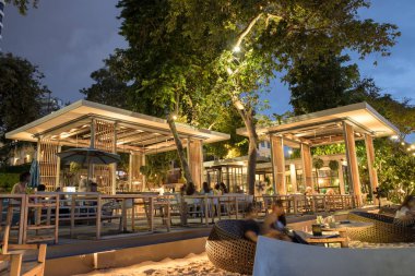 Pattaya, Tayland : Turistler Sky Gallery'de akşam yemeğine geliyor