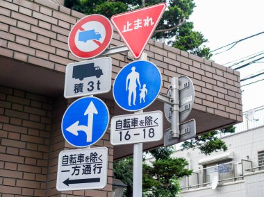 Kyoto,Japonya - Kas 13 2016 : Birçok yol işaretleri güvenlik direği çapraz