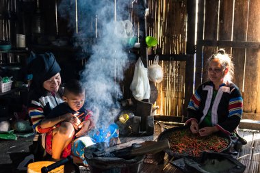 Mae Hong Son,Tayland - Ara 25 2016 : Aile lahu muser kabile co