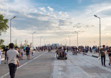 Samut Prakan,Tayland - 03 Ocak 2017 : Turistler beslenmeye seyahat