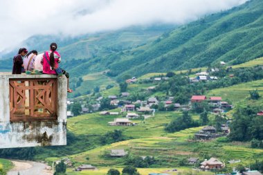Sapa, Vietnam - Eyl 08 2017 : Genç kız kabile grubu oturuyor 