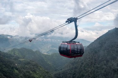 Sapa, Vietnam : Eyl 08 2017 : Kırmızı teleferik sig oturan turistler