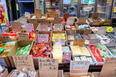 Tokyo, Japonya - 08 Ağustos 2017 : Sokak zekâsı boyunca perakende satış mağazası