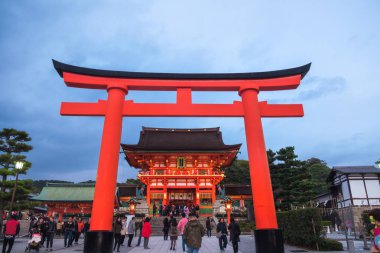 Kyoto, Japonya - Kas 11 2017 : Kırmızı antik ahşap torii ile Pathway