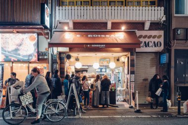 Osaka, Japonya - Kas 11 2017 : Turistler satın almak için beklemek kuyruk standı