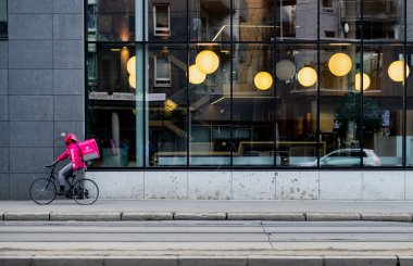 Fener ile cephede gıda teslim bisiklet ile Pembe bisikletçi