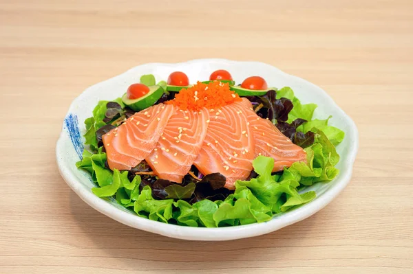 Rauwe zalm sashimi met groente in keramieken schaaltje — Stockfoto