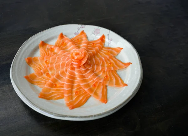 Felii de somon crud sashimi pe vas — Fotografie, imagine de stoc