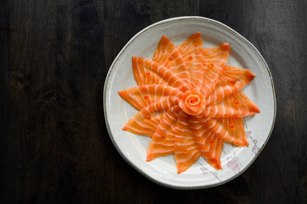 Felii de somon crud sashimi pe vas — Fotografie, imagine de stoc