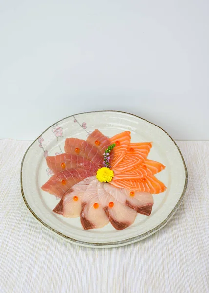 Dilimlenmiş çiğ Somon, Hamachi, Maguro sashimi çanak ayarlayın