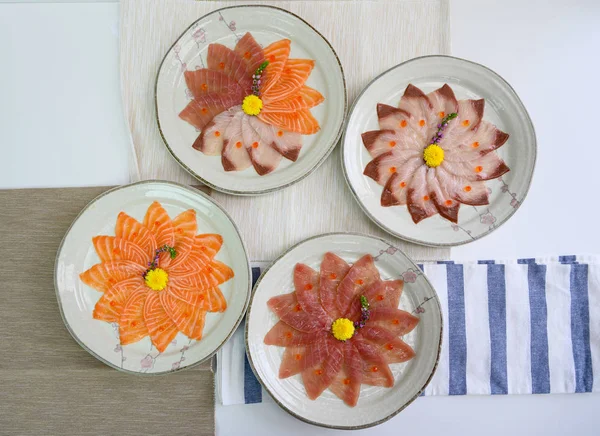 Dilimlenmiş çiğ Somon, Hamachi, Maguro sashimi seramik çanak seti