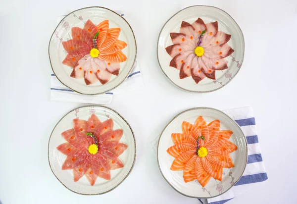 Dilimlenmiş çiğ Somon, Hamachi, Maguro sashimi seramik çanak seti