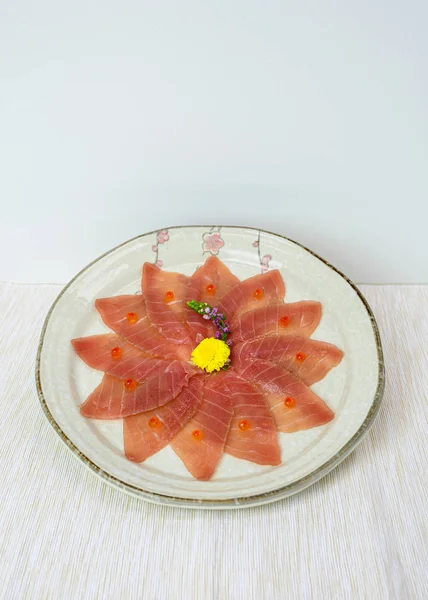 Dilimlenmiş ham Maguro sashimi çanak