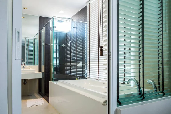 Huahin, Tailandia - Abr 19 2015: Lujoso baño de vidrio blanco t — Foto de Stock